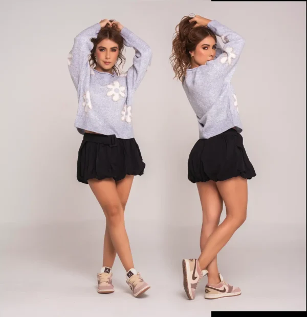 Buzo azul flores 2 Buzo tejido azul con flores